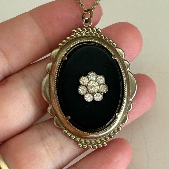 4/$100 Elegant Black and Silver Pendant Necklace 18 inches 😎 - Picture 1 of 6